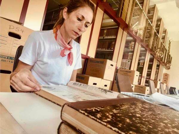 Professor Vanesa Miseres reading a book at the Berlin Botanical Garden Library (July 2024).