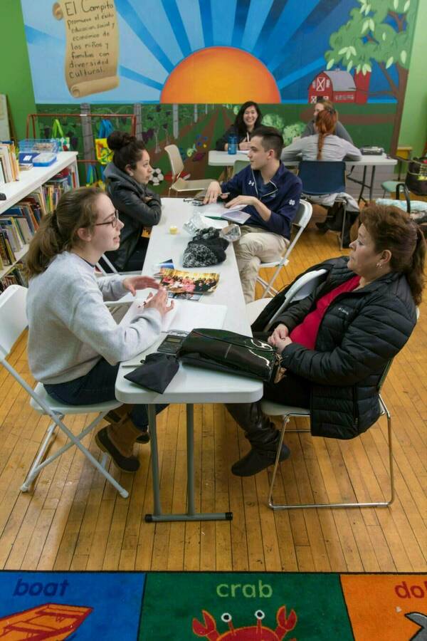 Notre Dame students and families discussing family histories in Tatiana Botero's CEL class: Immigration and Construction of Memory class at El Campito. Photography: Marc Parroquín.